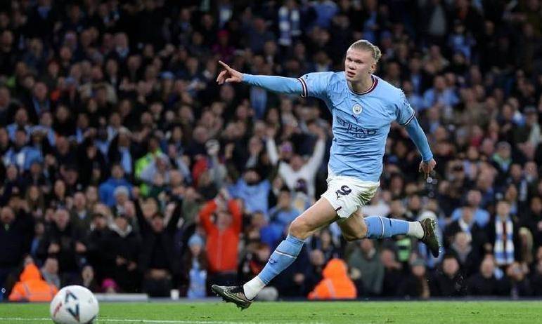 大比分获胜引发热议！，哈兰德在FPX比赛中出色发挥观众掌声雷动(哈兰德比赛视频高清)